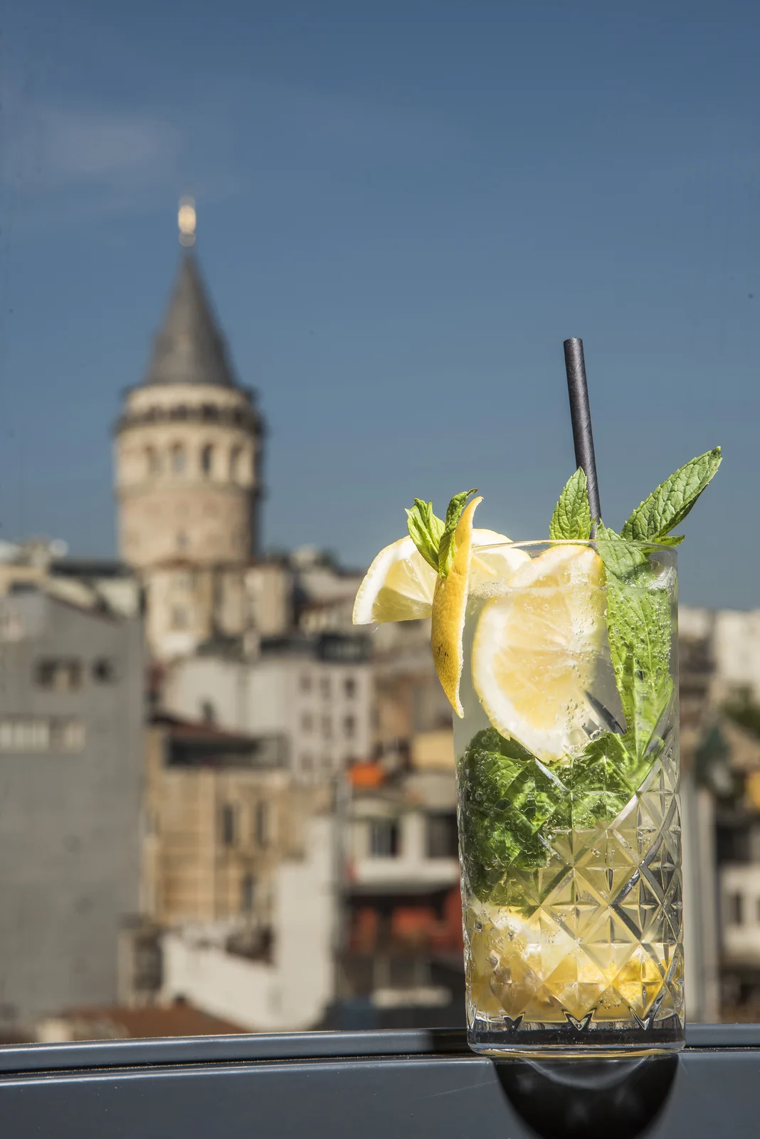 Galata Kulesi manzarasına karşı hazırlanan özel içecek