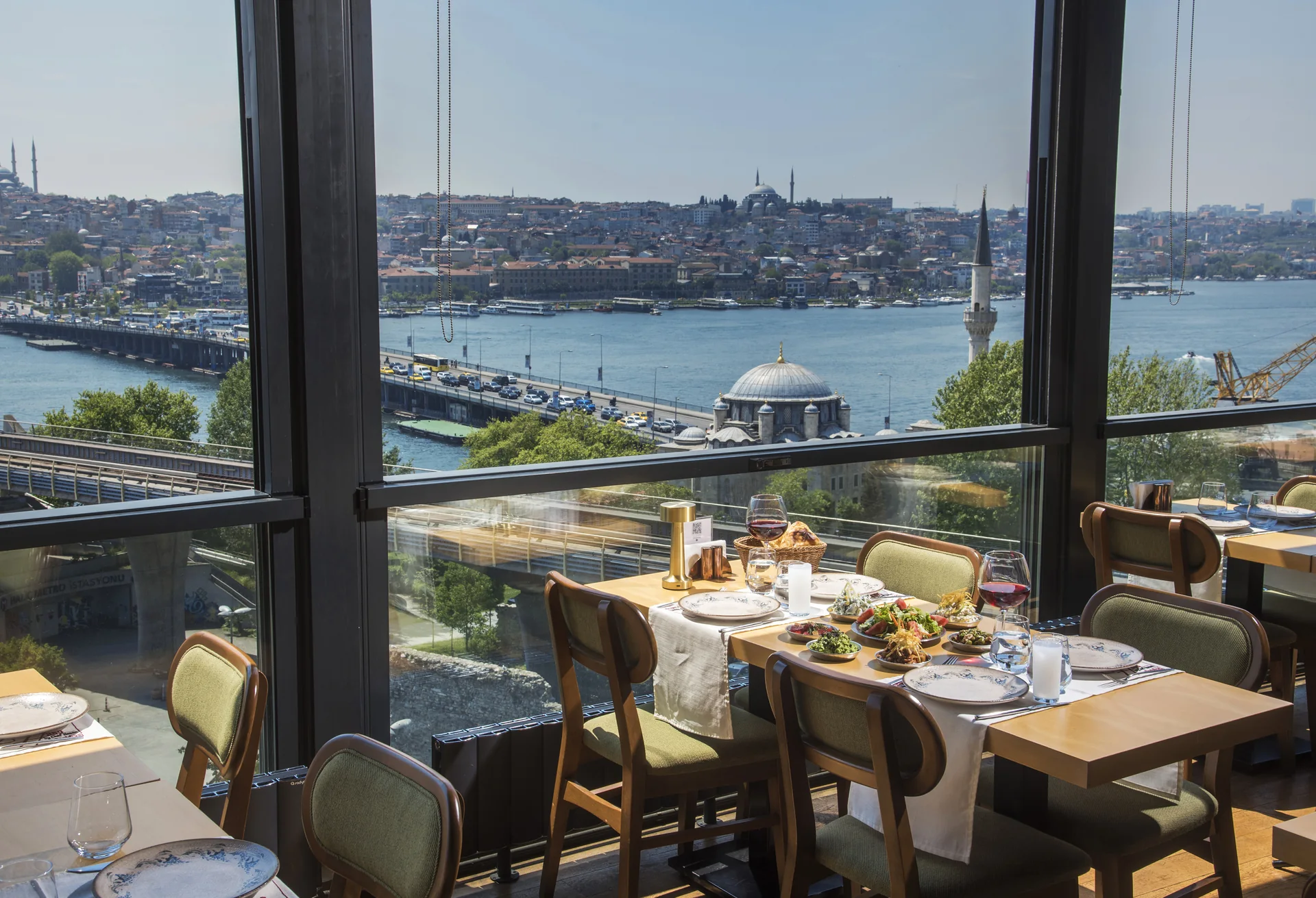 Haso Ocakbaşı Karaköy Teras’ta manzaraya karşı hazırlanmış sofra